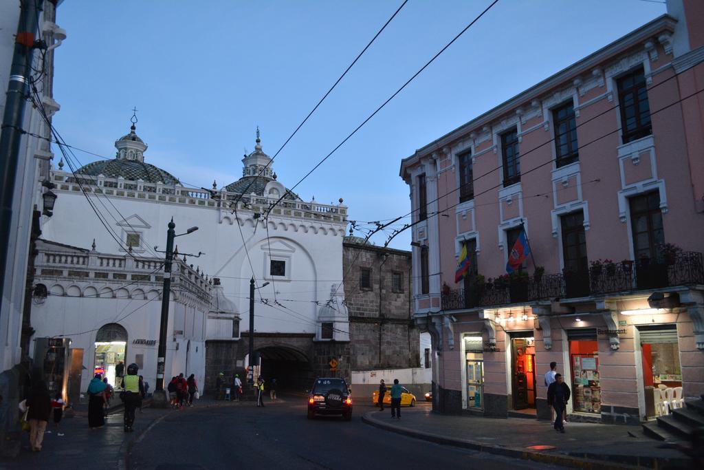 Hostel Hostal Juana De Arco Quito Zewnętrze zdjęcie